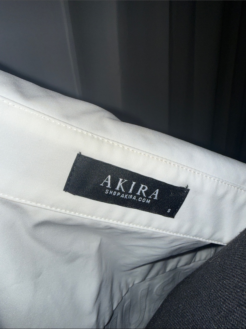 AKIRA White Cropped Button-Up Shirt with RUNWAY Print - Picture 5 of 5